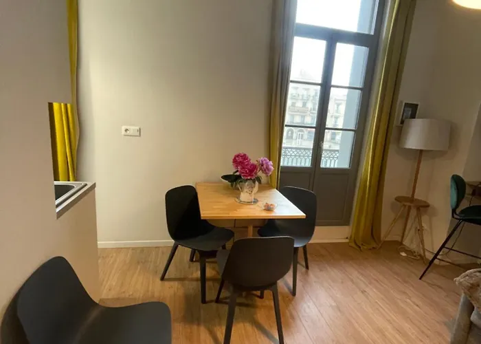 Emplacement Rare Elegant Appartement Avec Balcon Sur Le Canal Royal