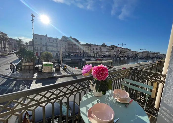 Emplacement Rare Elegant Appartement Avec Balcon Sur Le Canal Royal