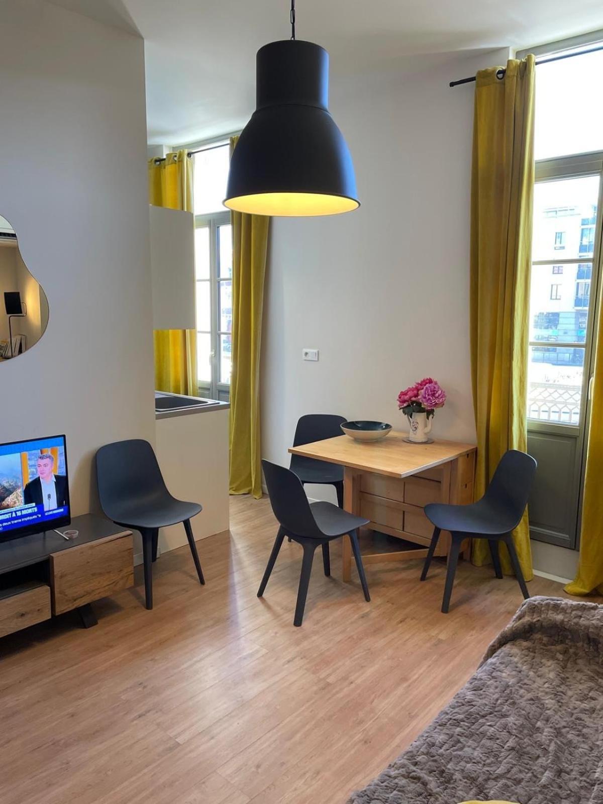 Emplacement Rare Elegant Avec Balcon Sur Le Canal Royal *