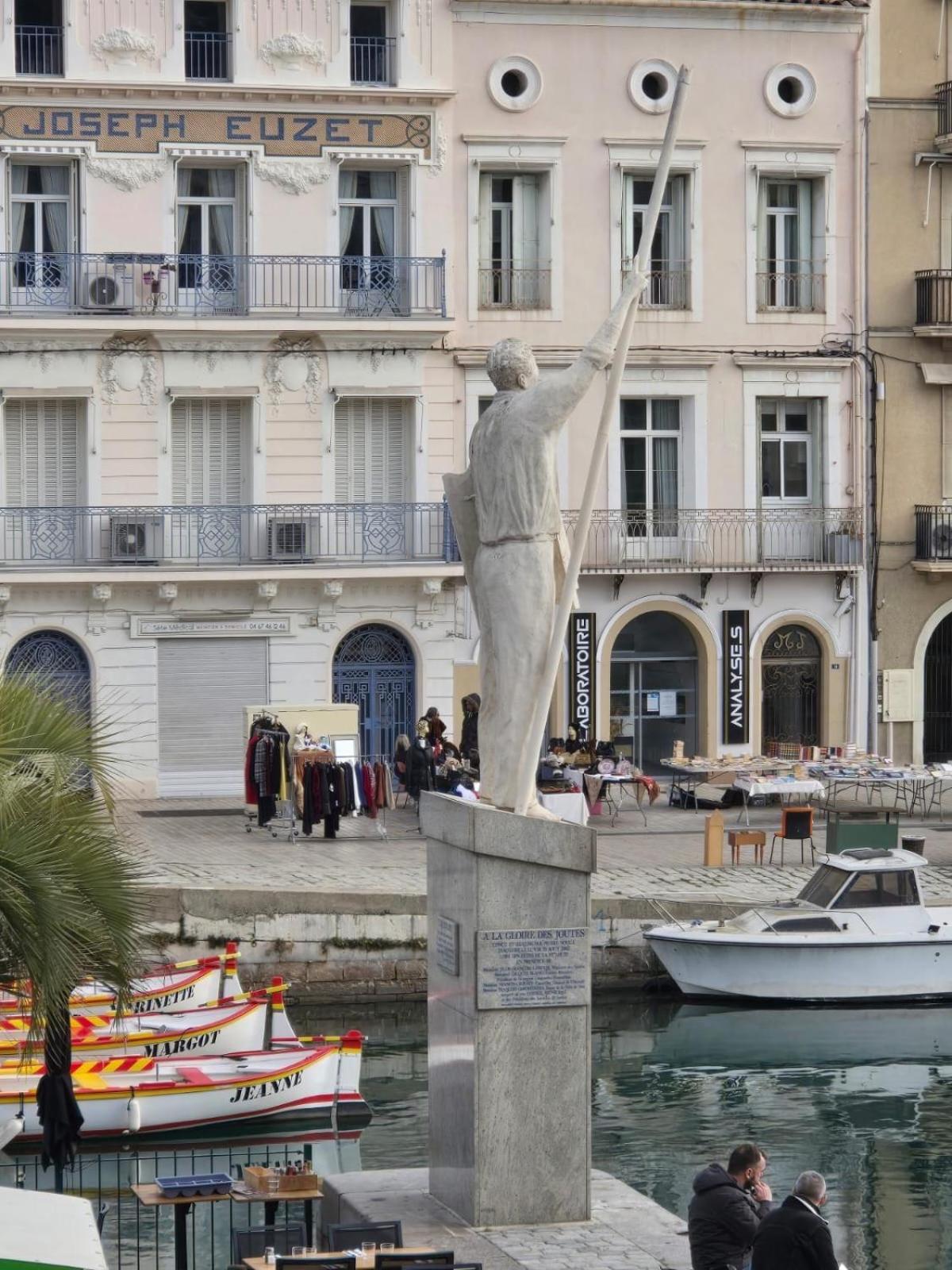 Emplacement Rare Elegant Avec Balcon Sur Le Canal Royal Apartment