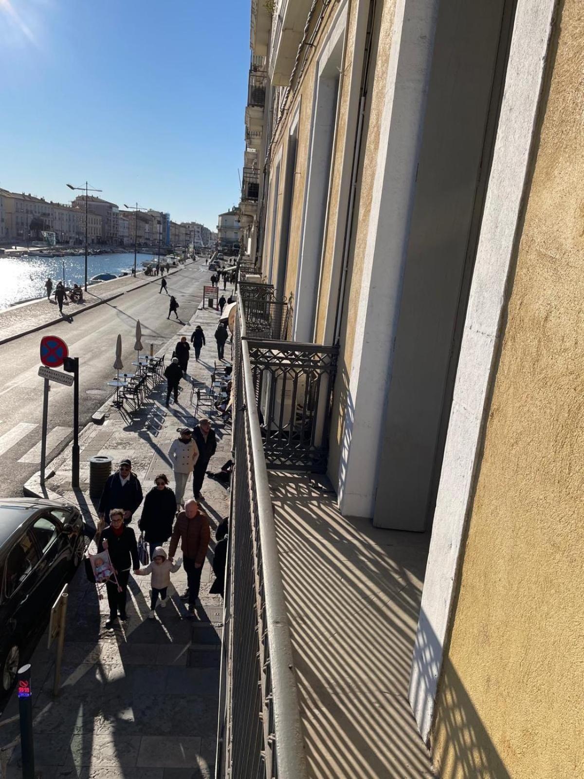 Emplacement Rare Elegant Avec Balcon Sur Le Canal Royal